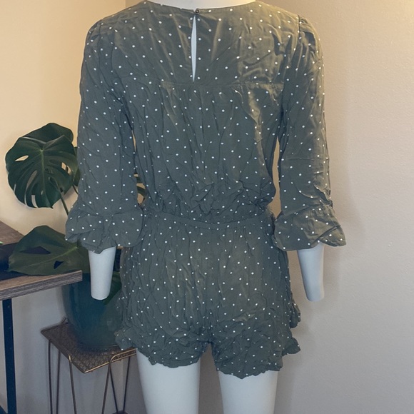 💖 2/$25 Abercrombie & Fitch Knot Front Ruffle Romper - Picture 6 of 9